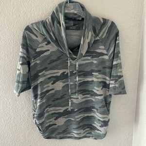 Adorable camp shirt with loose ruched sides